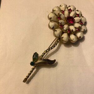 Vintage 1950s gold tone metal brooch